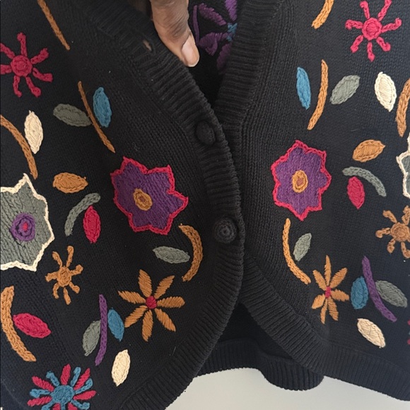 Colorful Floral Embroidered Women's Cardigan M/L Missing 1 Button - Picture 6 of 12